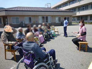 外で体操
